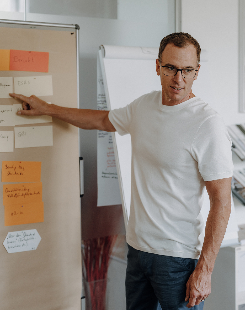 Harald Reisinger bei der Moderation eines Workshops vor einer Pinnwand.