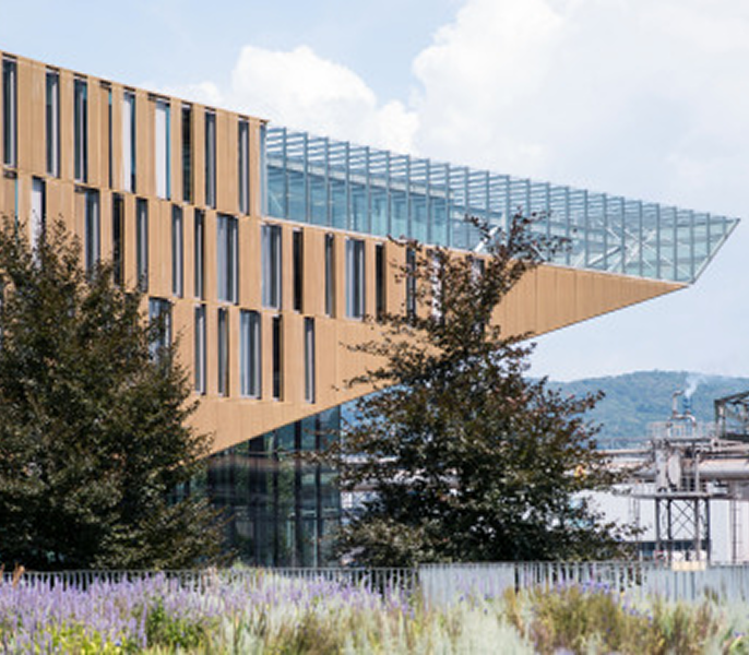 Bürogebäude der voestalpine mit Blumenwiese im Vordergrund